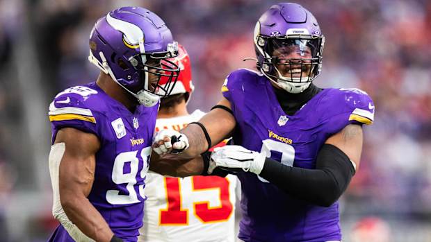 Danielle Hunter, Marcus Davenport